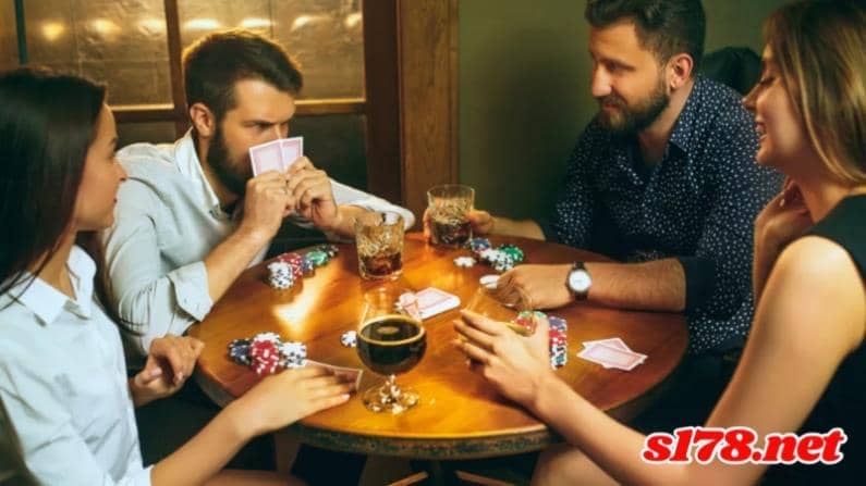撲克牌遊戲喝酒